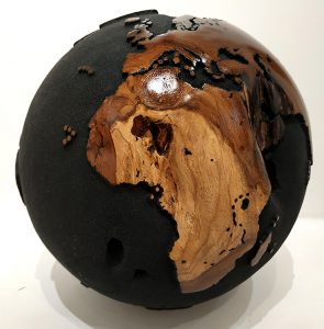 Bruno Helgen globe en bois de teck et sable volcanique
