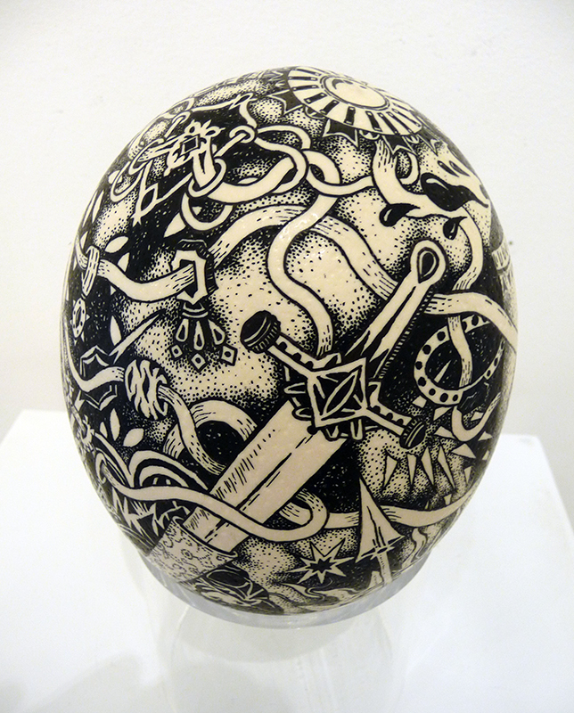 CLAIRE FANJUL Game of sword - Feutre Posca sur coquille d'oeuf - 18x15cm 2019 1