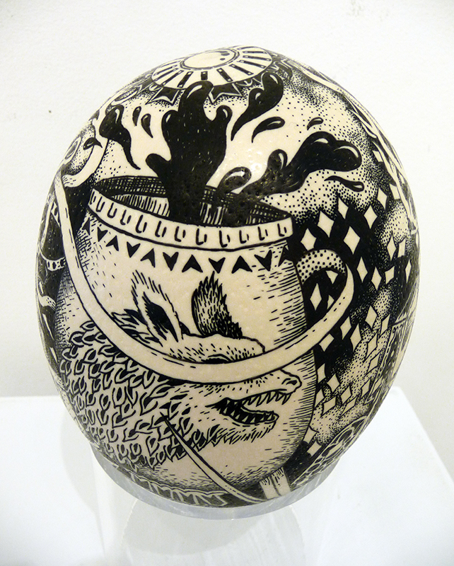 CLAIRE FANJUL Game of sword - Feutre Posca sur coquille d'oeuf - 18x15cm 2019 2