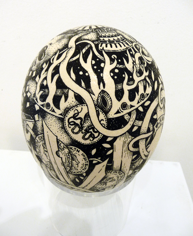 CLAIRE FANJUL Game of sword - Feutre Posca sur coquille d'oeuf - 18x15cm 2019 3